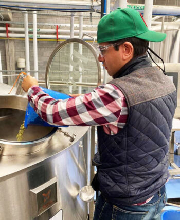 Cerveza Zólupez Beer Company - Adding Hops - Credit-Zólupez